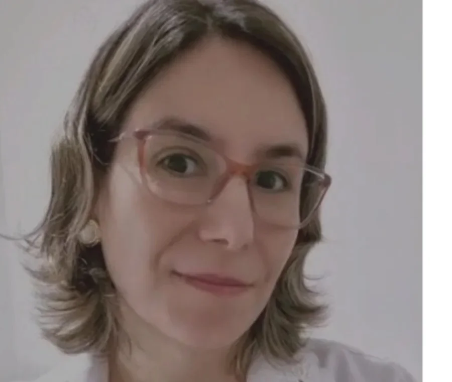 Dra. Eveline Saad de jaleco e óculos